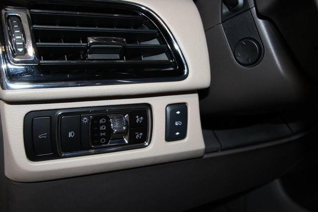 Photo of 2024 Pristine White Lincoln Navigator L