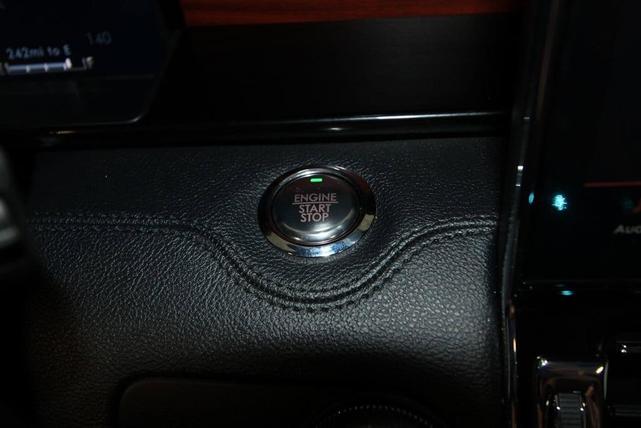 Photo of 2024 White Metallic Lincoln Navigator