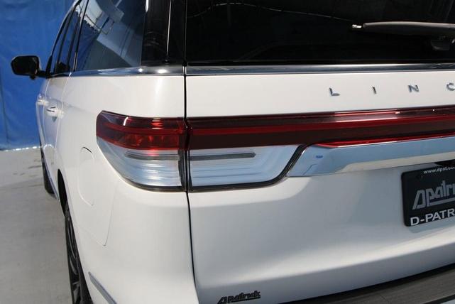 Photo of 2024 White Metallic Lincoln Navigator