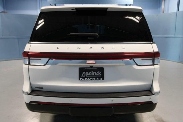 Photo of 2024 White Metallic Lincoln Navigator