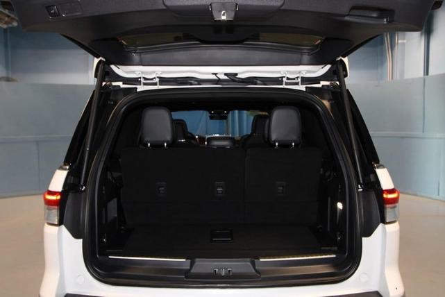 Photo of 2024 White Metallic Lincoln Navigator