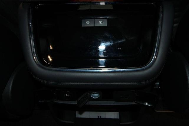 Photo of 2024 White Metallic Lincoln Navigator