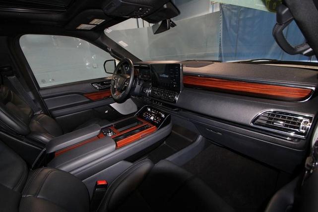 Photo of 2024 White Metallic Lincoln Navigator
