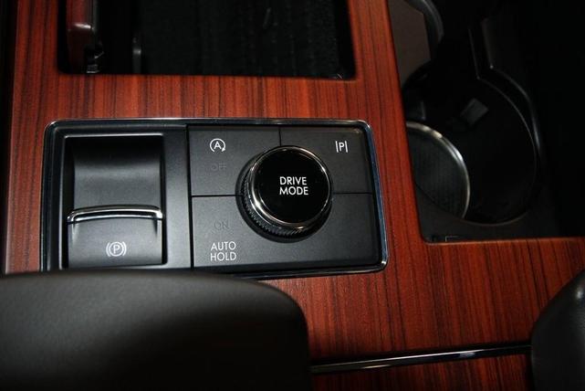Photo of 2024 White Metallic Lincoln Navigator