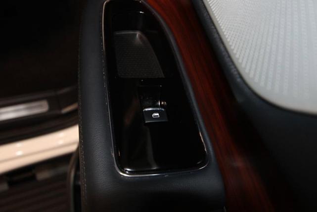 Photo of 2024 White Metallic Lincoln Navigator