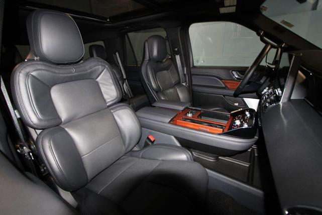 Photo of 2024 White Metallic Lincoln Navigator