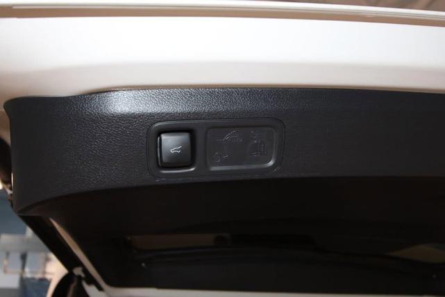 Photo of 2024 White Metallic Lincoln Navigator