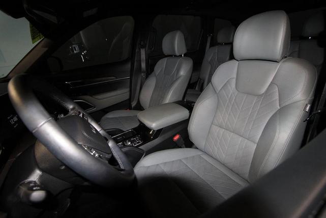 Photo of 2024 Ebony Black Kia Telluride