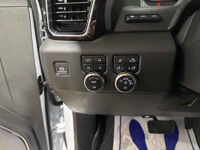 Photo of 2025 White Frost Tricoat GMC Sierra 3500