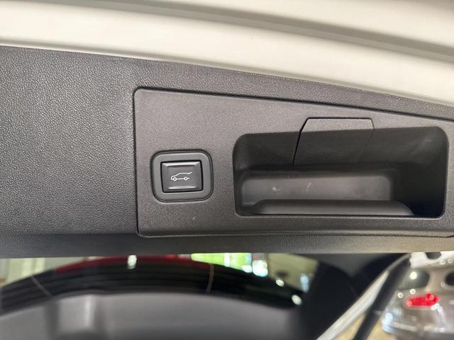 Photo of 2024 Crystal White Tricoat Cadillac XT5