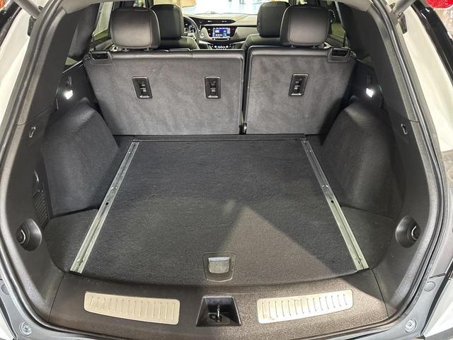 Photo of 2024 Crystal White Tricoat Cadillac XT5