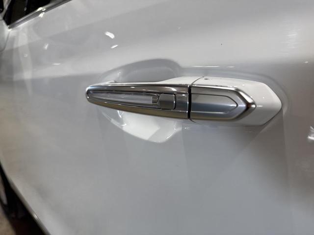 Photo of 2024 Crystal White Tricoat Cadillac XT5