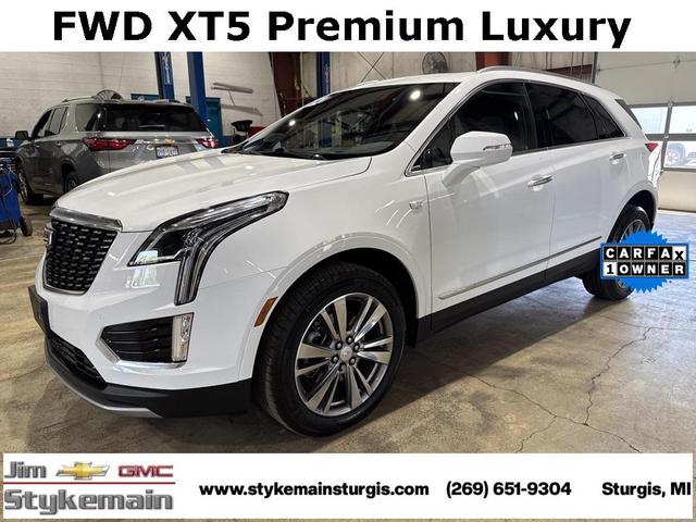 Photo of 2024 Crystal White Tricoat Cadillac XT5