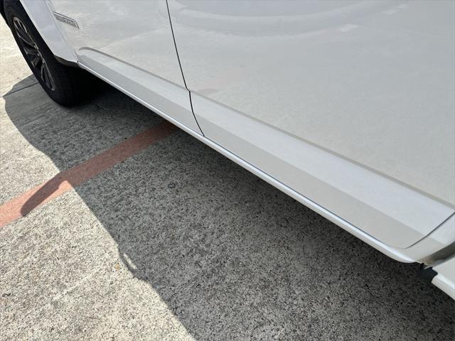 Photo of 2022 Summit White GMC Canyon