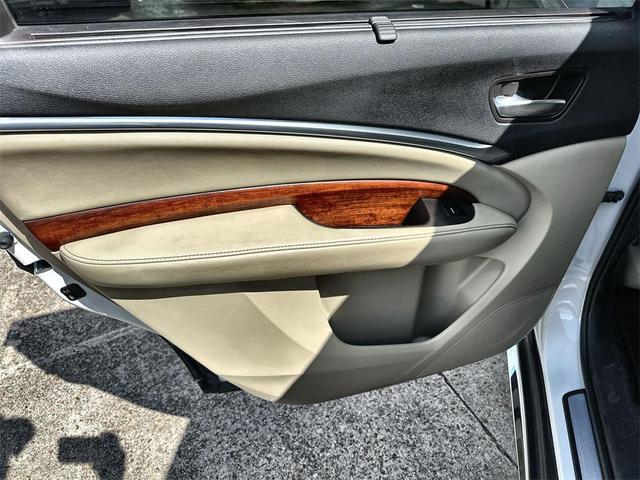 Photo of 2017 White Diamond Pearl Acura MDX