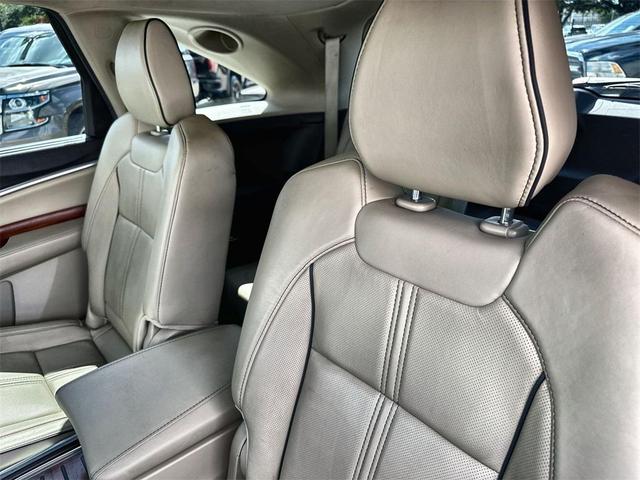 Photo of 2017 White Diamond Pearl Acura MDX