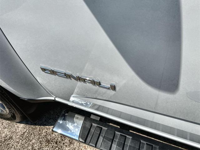 Photo of 2018 Summit White GMC Canyon