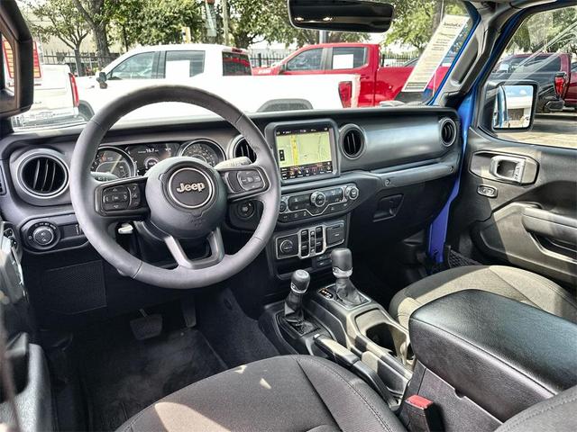 Photo of 2023 Hydro Blue Pearlcoat Jeep Gladiator