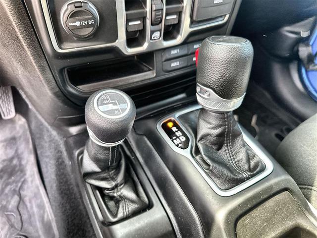 Photo of 2023 Hydro Blue Pearlcoat Jeep Gladiator
