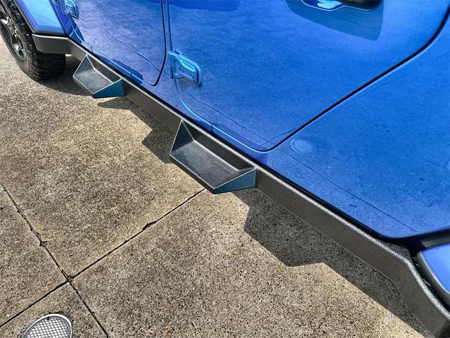 Photo of 2023 Hydro Blue Pearlcoat Jeep Gladiator