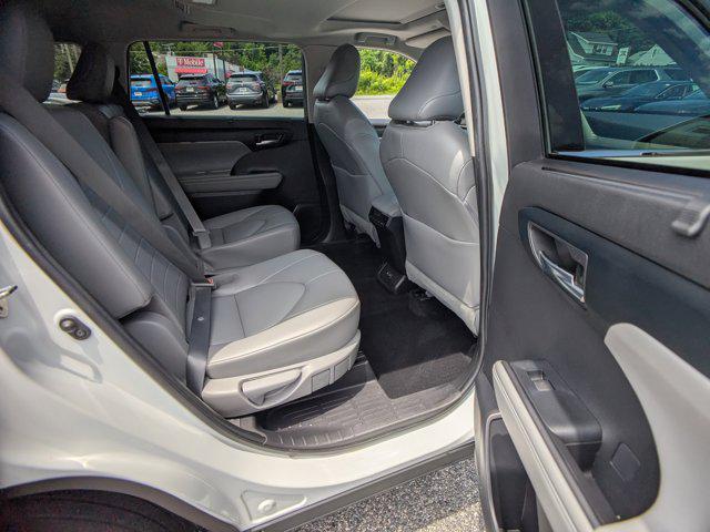 Photo of 2022 Wind Chill Pearl Toyota Highlander