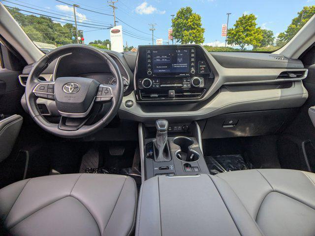 Photo of 2022 Wind Chill Pearl Toyota Highlander
