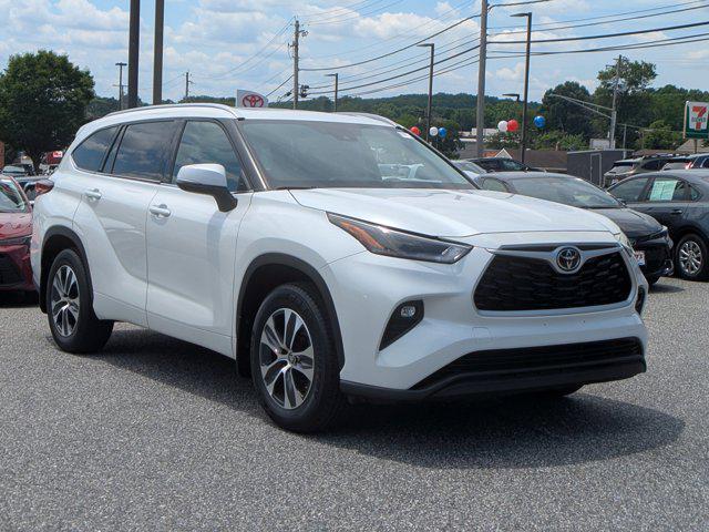Photo of 2022 Wind Chill Pearl Toyota Highlander