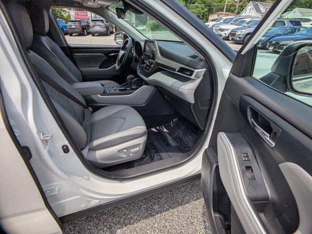 Photo of 2022 Wind Chill Pearl Toyota Highlander