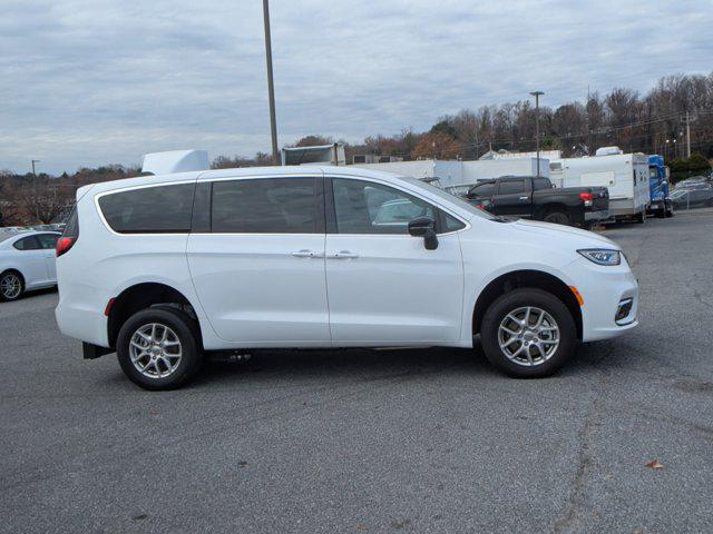 Photo of 2024 Bright White Clearcoat Chrysler Pacifica