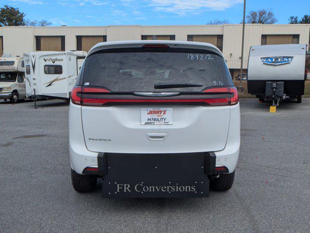 Photo of 2024 Bright White Clearcoat Chrysler Pacifica