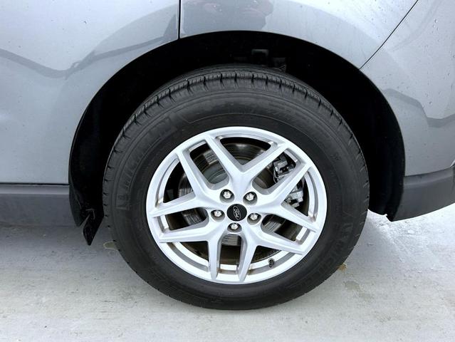Photo of 2024 Gray Metallic Ford Edge