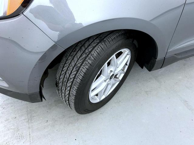 Photo of 2024 Gray Metallic Ford Edge
