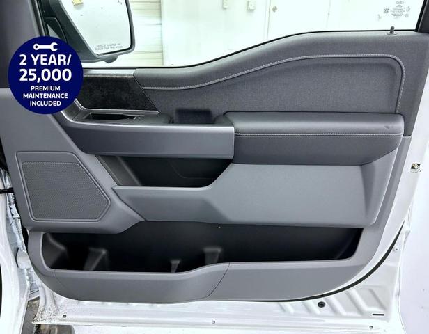 Photo of 2025 Oxford White Ford F-150 Lightning