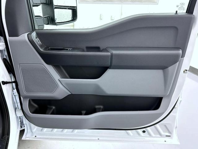 Photo of 2025 Oxford White Ford F-350