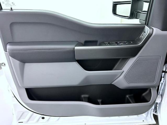Photo of 2025 Oxford White Ford F-250
