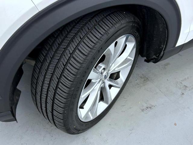 Photo of 2021 Star White Ford Explorer