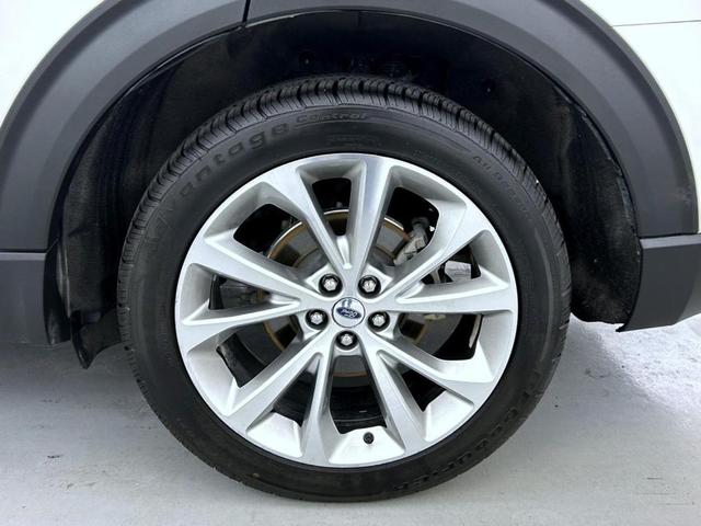 Photo of 2021 Star White Ford Explorer