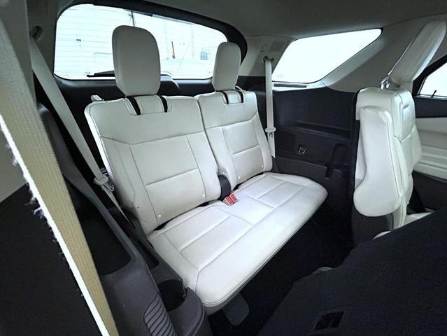 Photo of 2021 Star White Ford Explorer