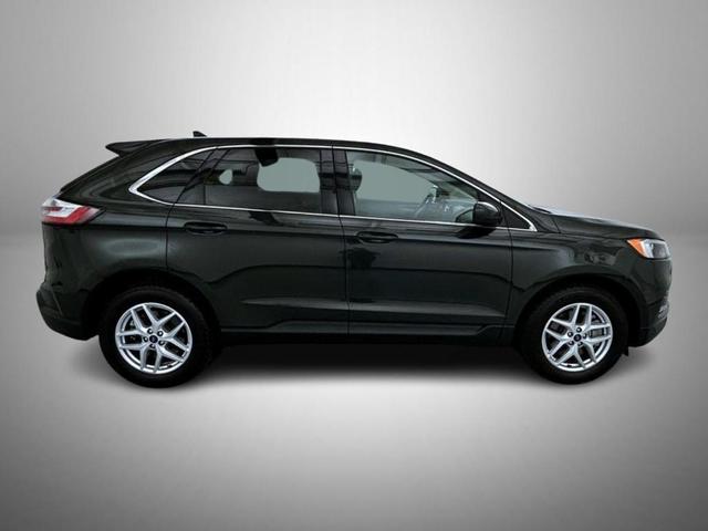 Photo of 2022 Green Ford Edge