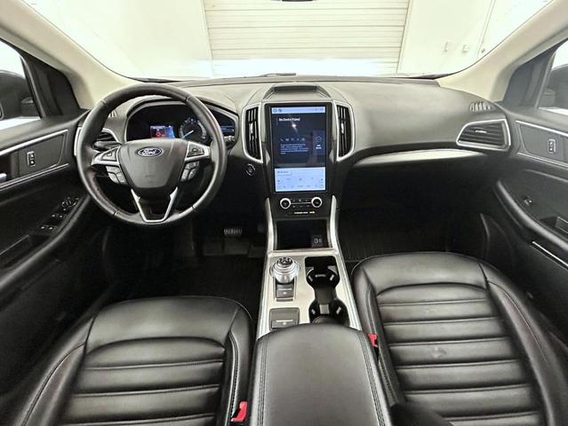 Photo of 2022 Green Ford Edge