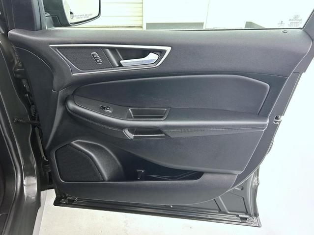 Photo of 2022 Green Ford Edge