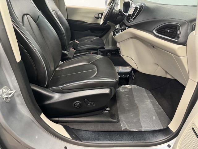 Photo of 2018 Billet Silver Metallic Clearcoat Chrysler Pacifica