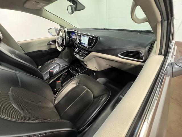 Photo of 2018 Billet Silver Metallic Clearcoat Chrysler Pacifica