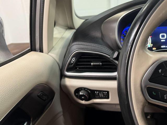 Photo of 2018 Billet Silver Metallic Clearcoat Chrysler Pacifica