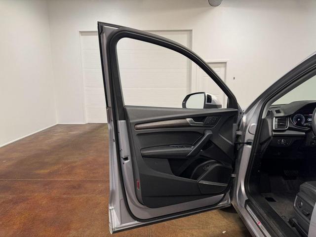 Photo of 2024 Florett Silver Metallic Audi Q5