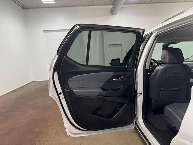 Photo of 2021 Iridescent Pearl Tricoat Chevrolet Traverse