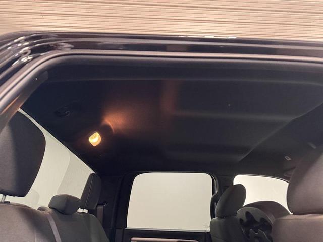Photo of 2022 Diamond Black Crystal Pearlcoat RAM 1500 Classic