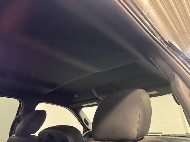Photo of 2022 Diamond Black Crystal Pearlcoat RAM 1500 Classic