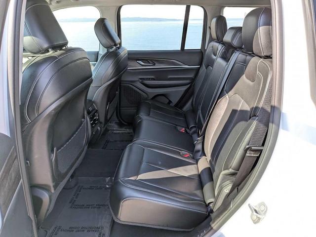 Photo of 2023 Bright White Clearcoat Jeep Grand Cherokee
