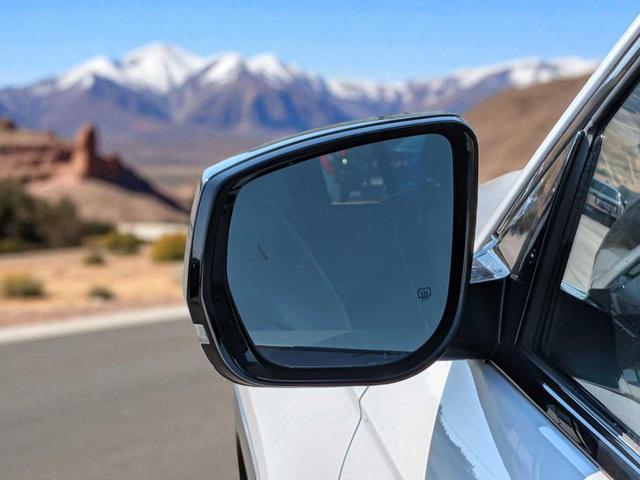 Photo of 2023 Bright White Clearcoat Jeep Grand Cherokee